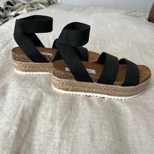 Steve Madden Platform Sandal. Never worn